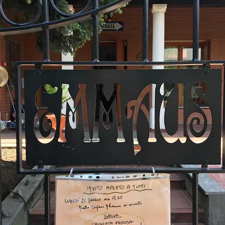 אכסניה Casa Emmaus *